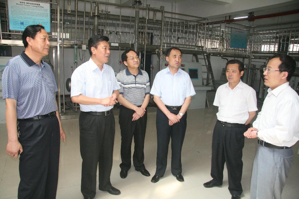 市领导视察我系化工单元操作实训室