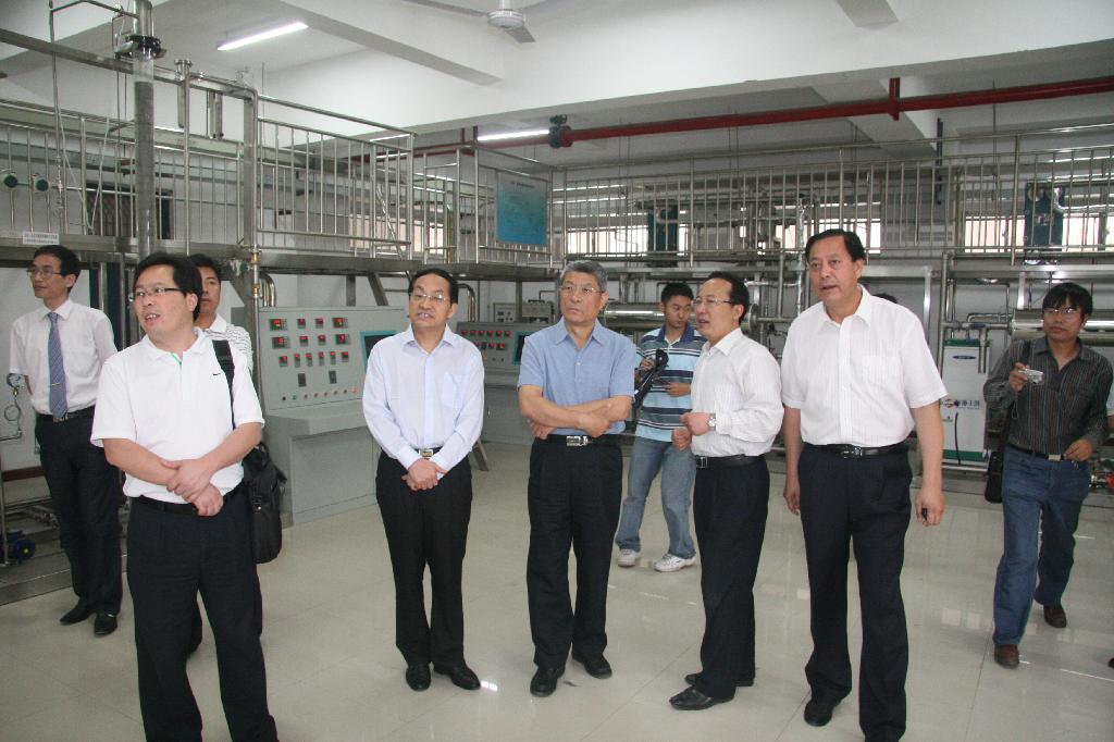 著名作家梁衡先生参观化工单元操作实训室