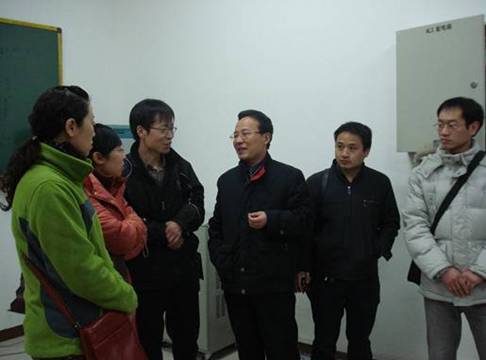 侯党社主任与西安文理公司考察团交流实验实训室建设情况