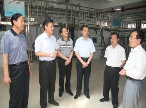 市领导视察我系化工单元操作实训室